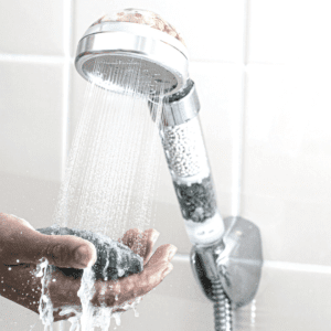 Système de douchette ergonomique et innovant permettant de filtrer l’eau